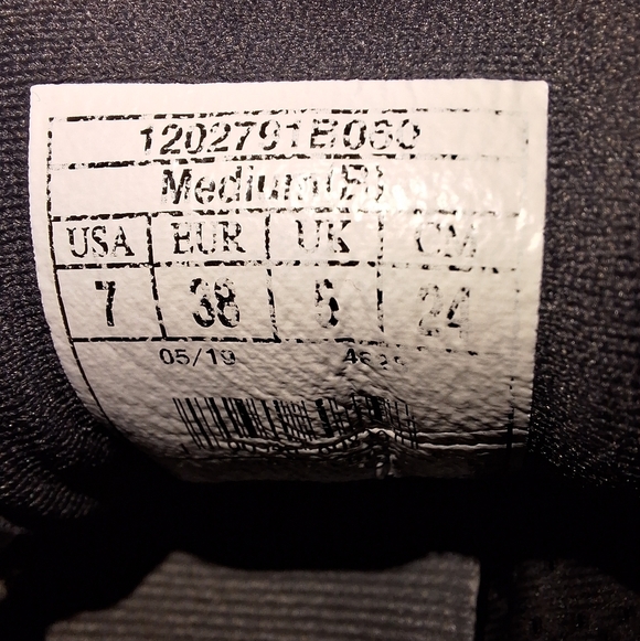 Brooks Levitate 2 in a womens size 7. Pre-loved in good condition - Picture 2 of 11